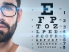 تصویر با کیفیت مرد با عینک طبی